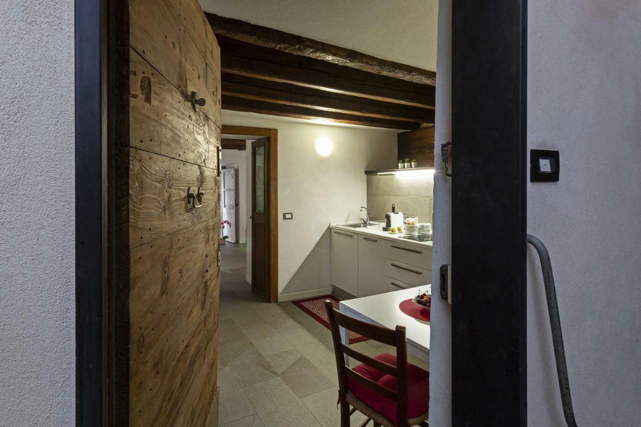 Wood And Stone Apartment In The Historical Center Genoa Luaran gambar